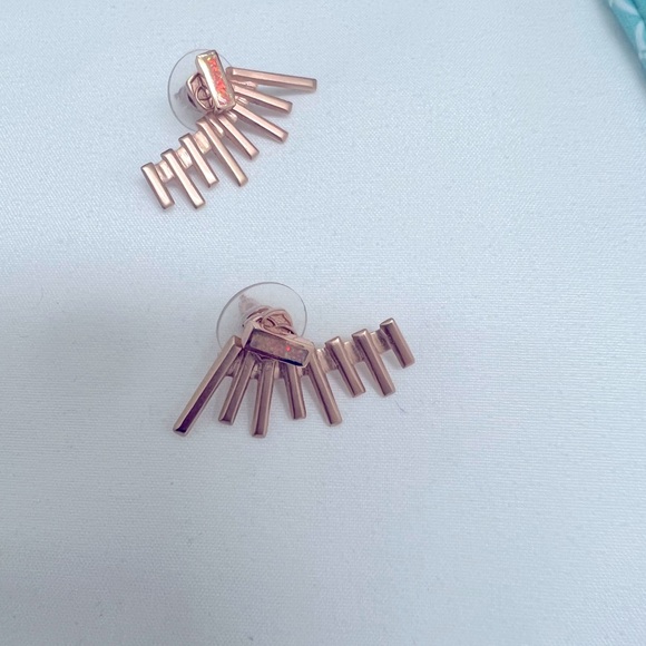 Kendra Scott Kellan 2 way ear climbers. Can be worn with or without the climber - Picture 3 of 3